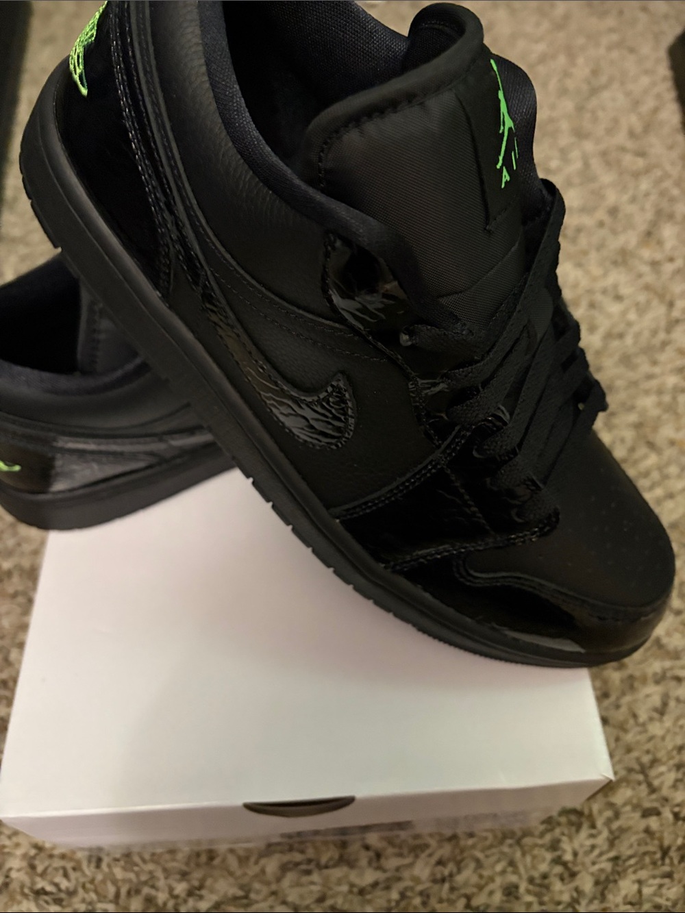 Size - 9.5 Air Jordan 1 Crocodile Black/Scream Green trainers